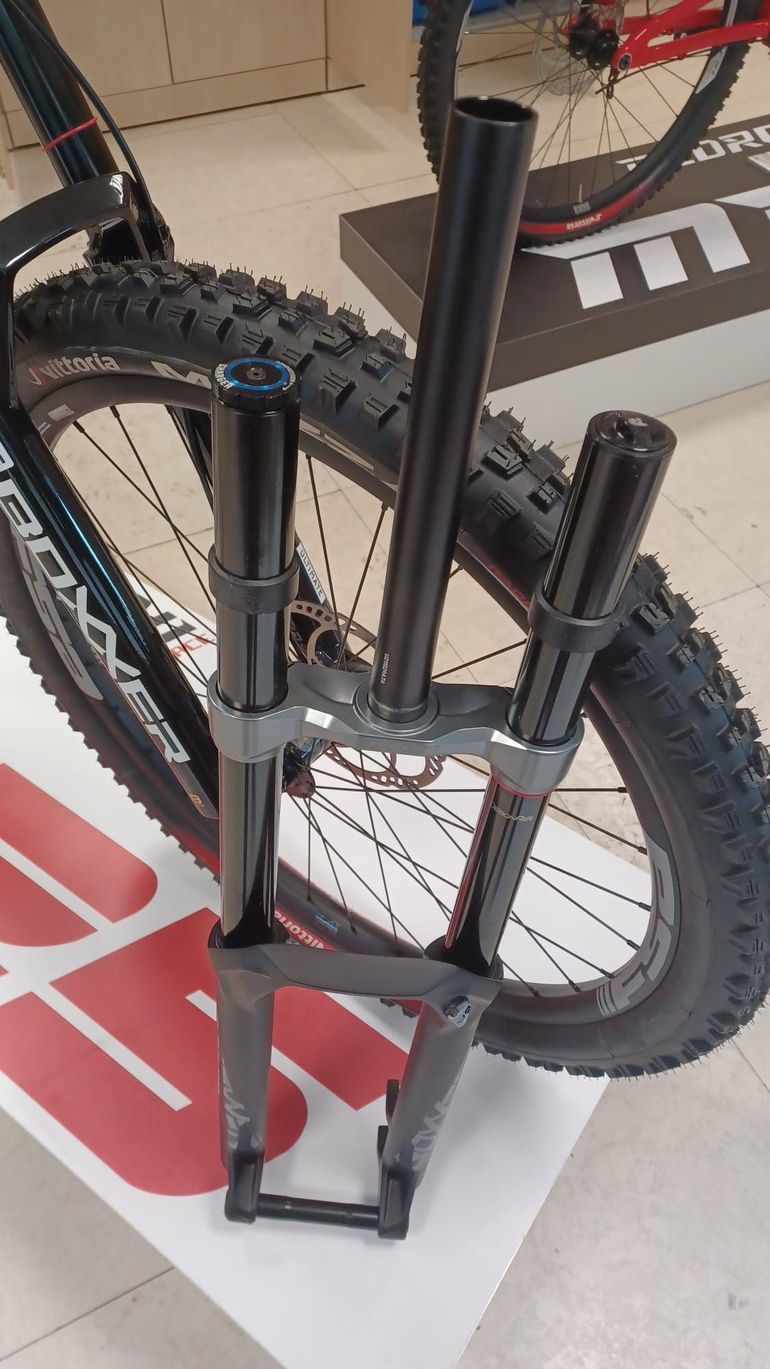 Brugt RockShox BoXXer Select 200mm 46 Offset 2022 bike — billede 3 af 3