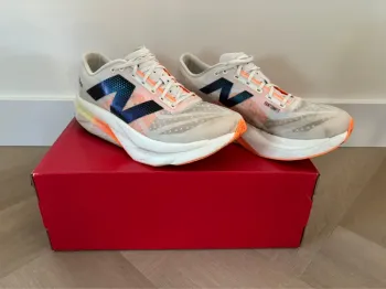 New Balance Fuelcell SuperComp EliteV4 bike usato — immagine 2 di 2