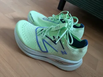 New Balance FuelCell SuperComp Trainer v3 bike de segunda mano