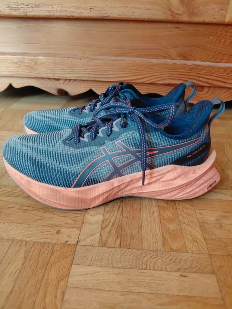 Used Asics Novablast 3 bike — image 2 of 7
