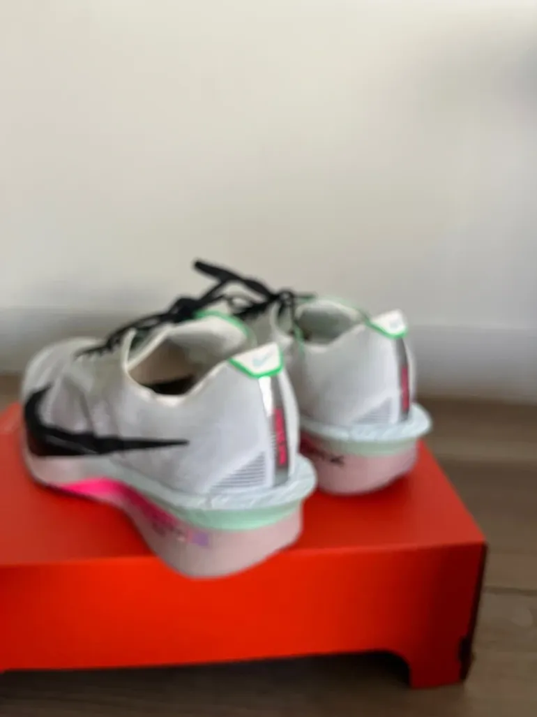 Used Hyper ZoomX Vaporfly Next% 4 bike — image 8 of 10