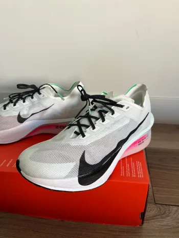 Used Hyper ZoomX Vaporfly Next% 4 bike — image 4 of 10