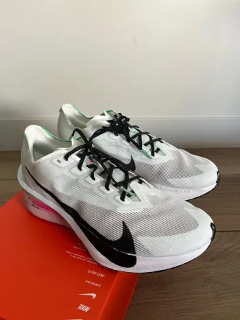 Used Hyper ZoomX Vaporfly Next% 4 bike — image 6 of 10
