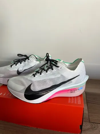 Used Hyper ZoomX Vaporfly Next% 4 bike — image 2 of 10