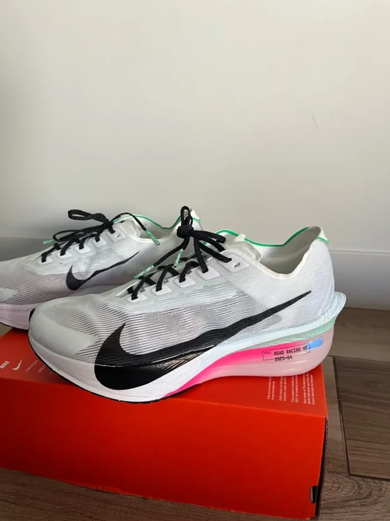 Used Hyper ZoomX Vaporfly Next% 4 bike — image 2 of 10