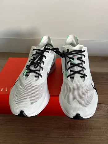 Used Hyper ZoomX Vaporfly Next% 4 bike — image 5 of 10