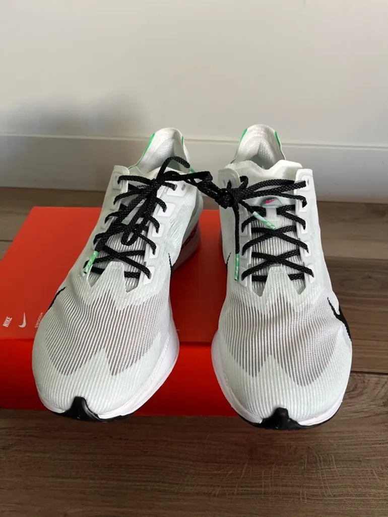Used Hyper ZoomX Vaporfly Next% 4 bike — image 5 of 10