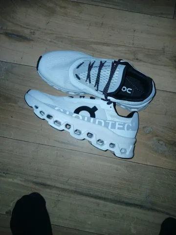 On Running Cloudmonster Running Shoes usato