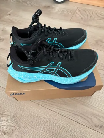 Used Asics Novablast 4 Lite Show bike — image 3 of 8