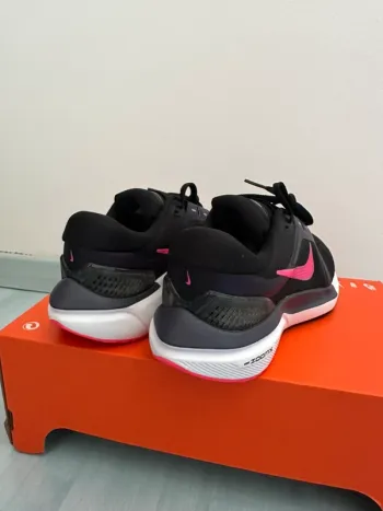 Used Nike Air Zoom Vomero 16 bike — image 4 of 10