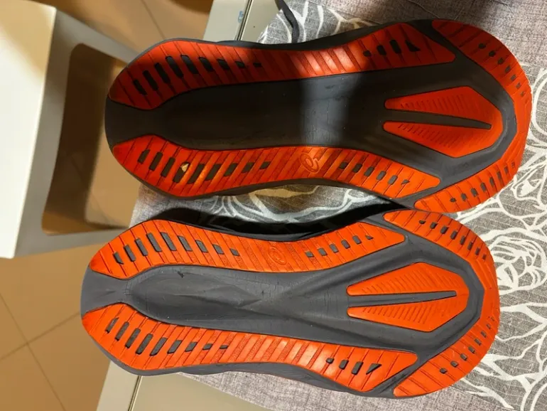 Asics Novablast 5 bike usato — immagine 3 di 6