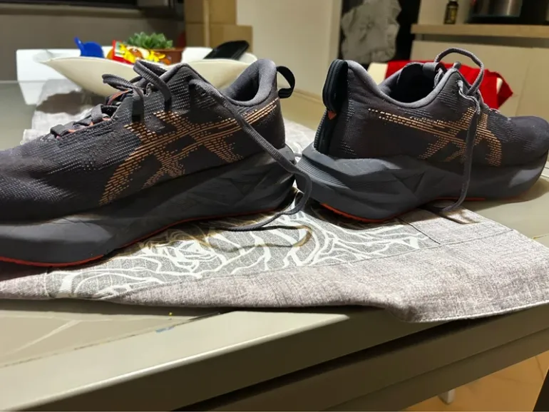 Asics Novablast 5 bike usato — immagine 4 di 6