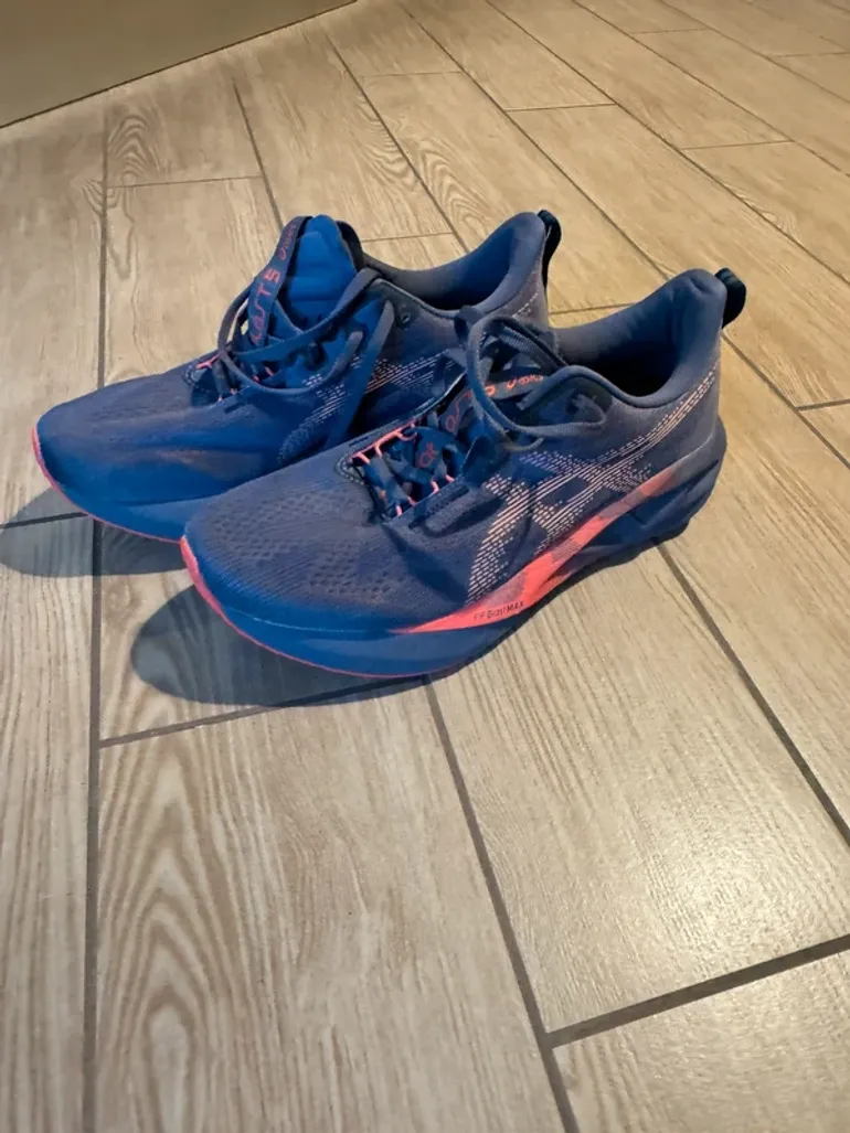 Used Asics Novablast 5 bike — image 2 of 6