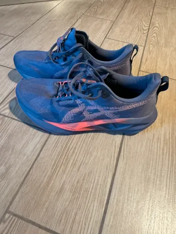 Used Asics Novablast 5 Running Shoes