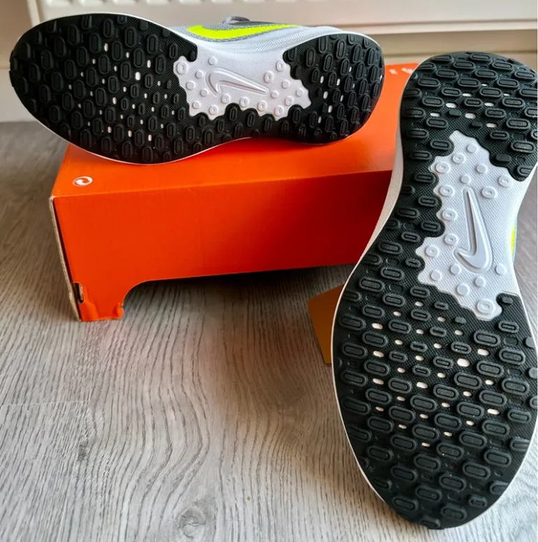Used Nike Revolution 7 bike — image 3 of 9