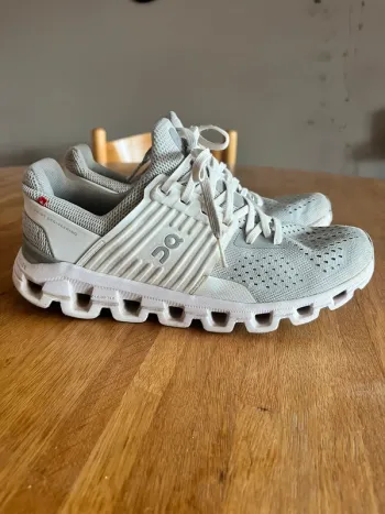 On Running On Cloud Running Shoes usato