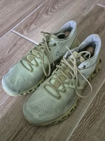 On Running Cloud X Running Shoes usato