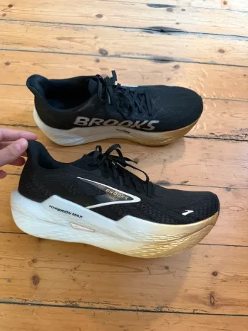 Käytetty Brooks Hyperion Max 2 Running Shoes