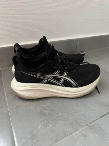Używany Asics Gel Nimbus 27 Running Shoes