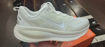 Used Nike Vomero 18 ESS Running Shoes