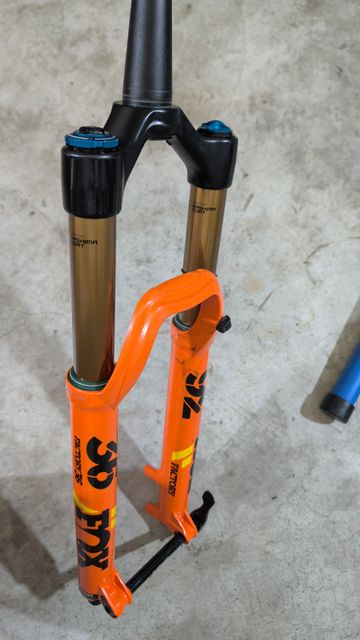 Used Fox 36 Float Grip2 Factory 2021 bike — image 4 of 6