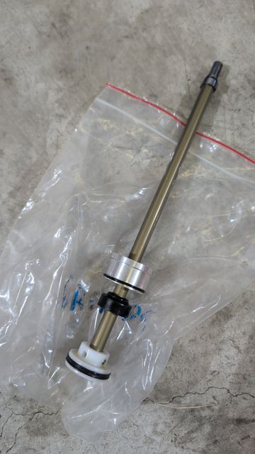 Used Fox 36 Float Grip2 Factory 2021 bike — image 2 of 6
