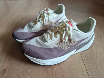 Lightweight FuelCell Rebel v5 Running Shoes usato