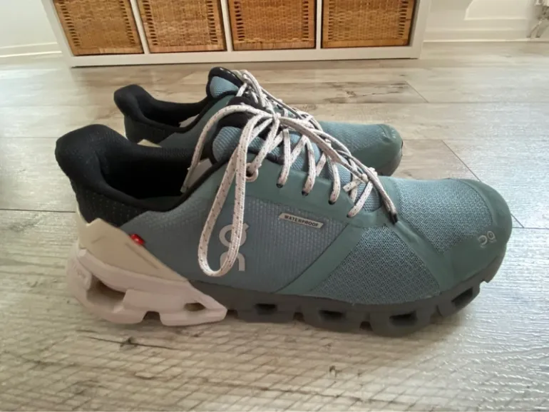 Tweedehands On Running Cloud Waterproof bike — afbeelding 3 van 10