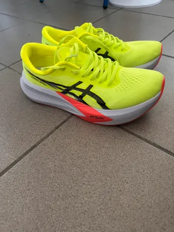 Asics Magic Speed Running Shoes d'occasion