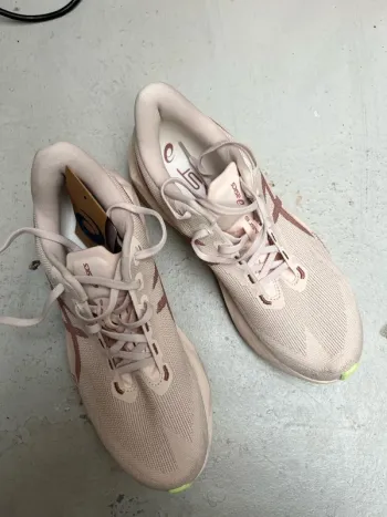 Used Asics Novablast 6 Running Shoes