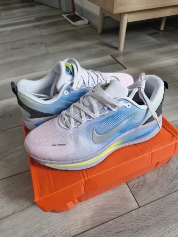 Używany Nike Vomero 18 Running Shoes