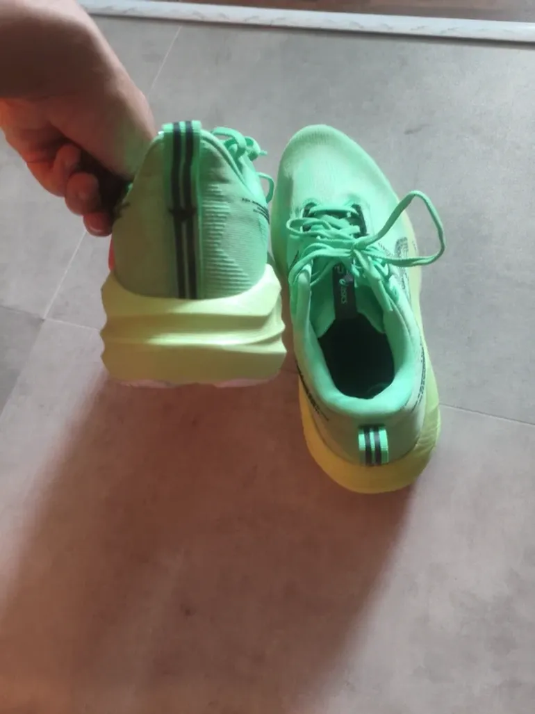 Asics Novablast bike d'occasion — image 3 sur 5