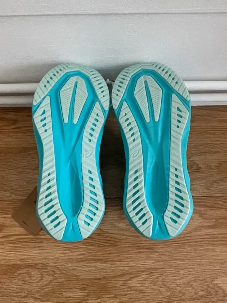 Brugt Asics Novablast 5 bike — billede 3 af 4