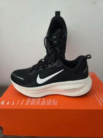 Używany Nike Vomero 18 Running Shoes