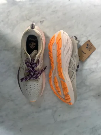Asics Novablast 4 TR bike d'occasion — image 4 sur 6