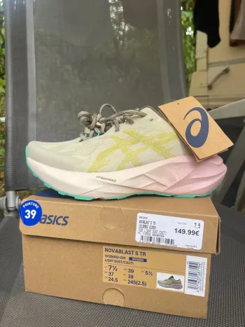 Used Asics Novablast 5 Running Shoes
