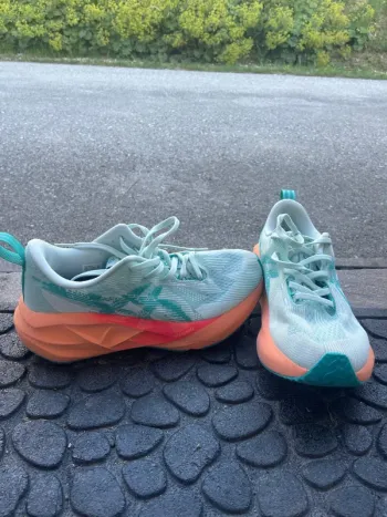 Asics Novablast 5 bike d'occasion — image 2 sur 3