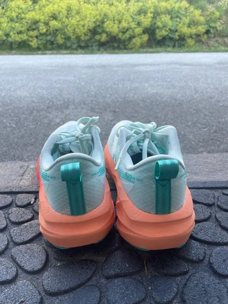 Asics Novablast 5 bike d'occasion — image 3 sur 3
