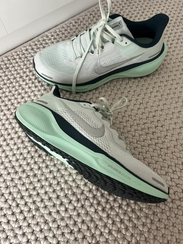 Used Nike Running Shoes bike — image 3 of 5