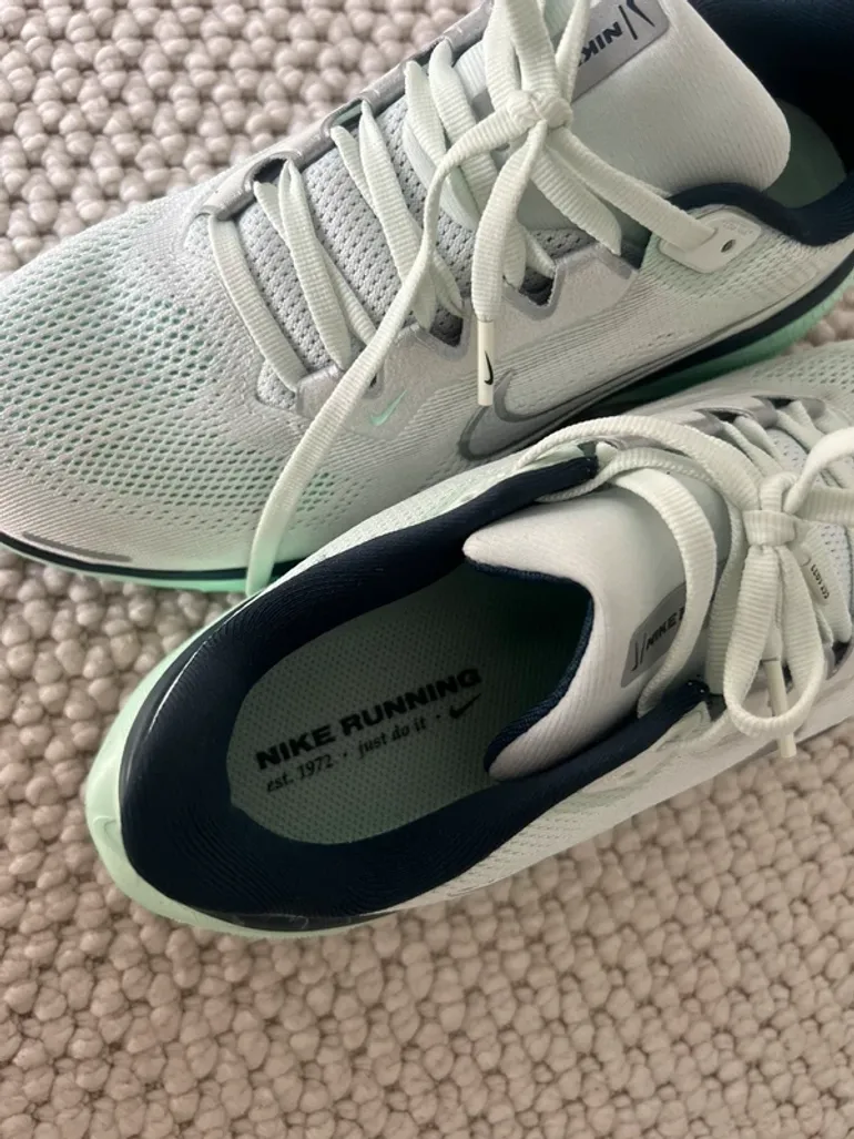 Used Nike Running Shoes bike — image 4 of 5