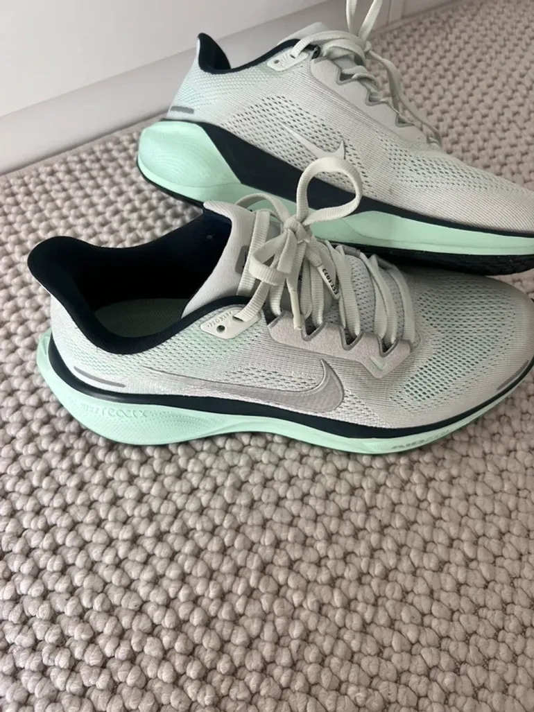 Used Nike Running Shoes bike — image 2 of 5