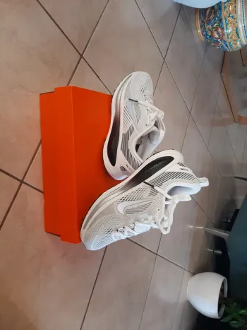 Käytetty White Vomero 18 Running Shoes