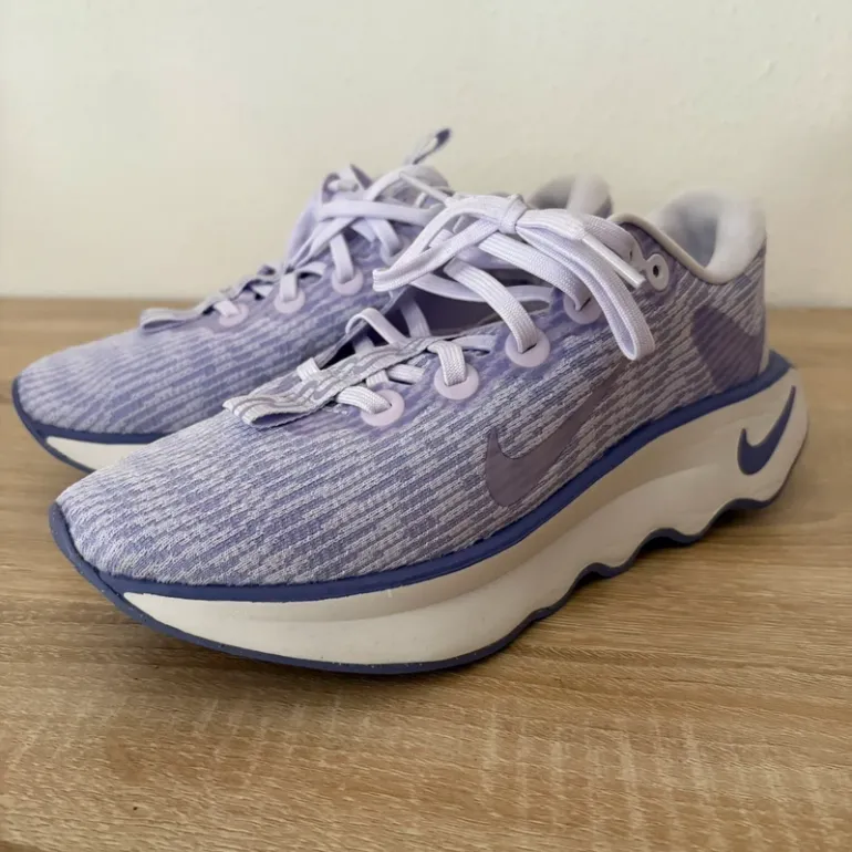 Used Nike Walking Shoes bike — image 3 of 9