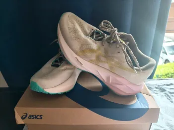 Tweedehands Asics Novablast TR 5 bike — afbeelding 2 van 4