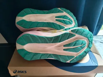 Tweedehands Asics Novablast TR 5 bike — afbeelding 3 van 4