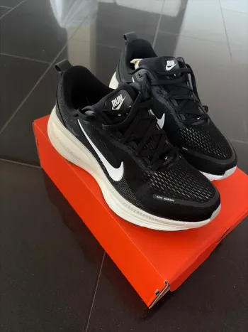 Used Nike Vomero 18 Running Shoes