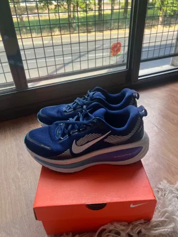 Used Nike Vomero 18 Running Shoes