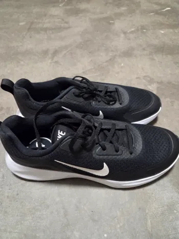 Used Ideal Sneaker Running Shoes