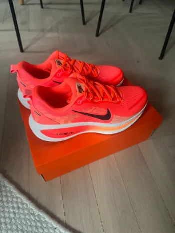 Used Nike Vomero 18 Running Shoes