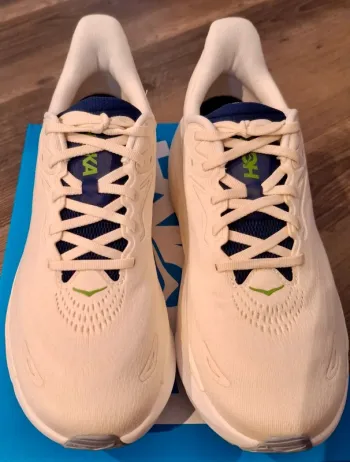 Used Hoka Arahi 8 Running Shoes